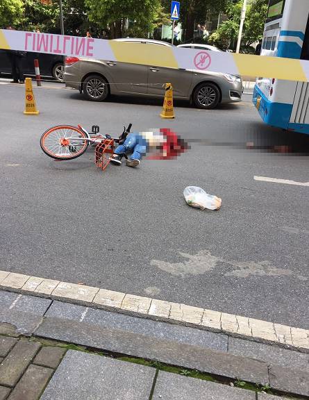 太惨了!长沙湘春路一女子骑共享单车遭公交车碾压头部,当场身亡!