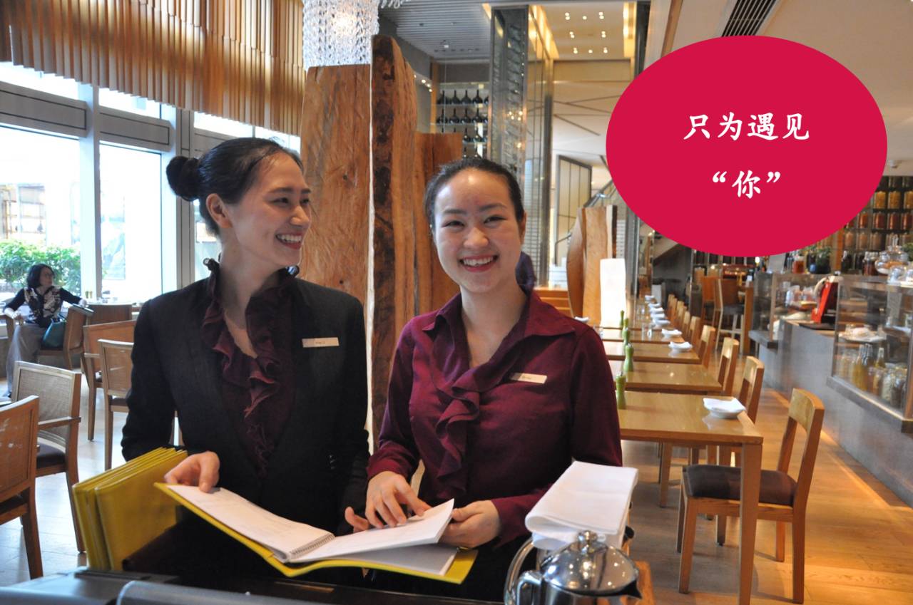ta们 非常热情 比如客人走到餐厅门前浏览餐厅菜牌时,如果有一个面带