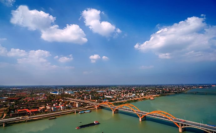 益阳,别名"银城","丽都","羽毛球之乡" ,为湖南省地级市,位于长江中下